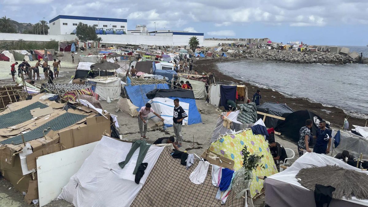 Los migrantes extienden su asentamiento en Ceuta a otra playa junto al Trampolín y se suceden las peleas y robos