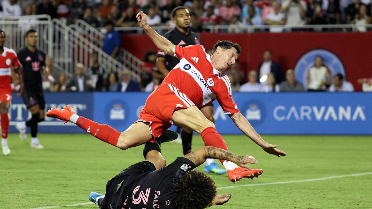 Piękny gol Lewandowskiego w hicie MLS. Polak przyćmił Messiego