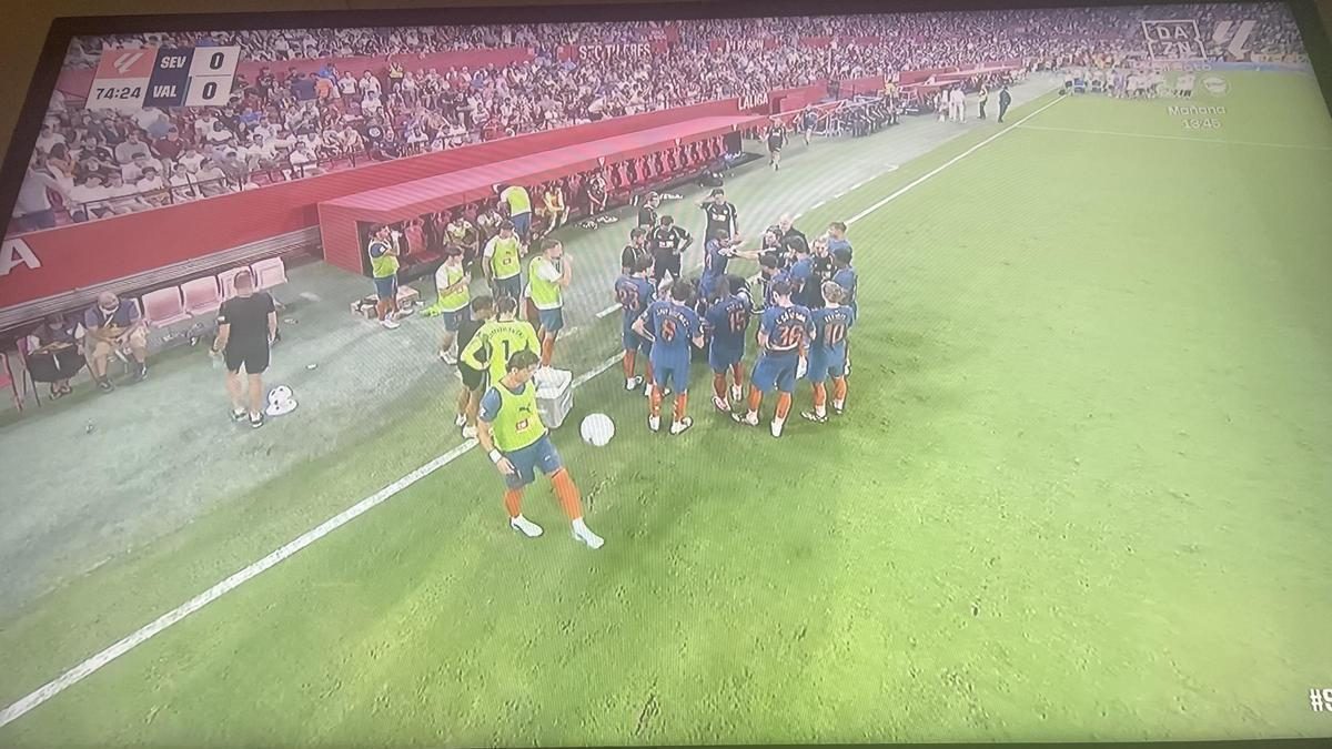 Hugo Duro pide "perdón" por sus risas durante el Sevilla FC - Valencia CF que han indignado a la afición: "Asumo mi err…