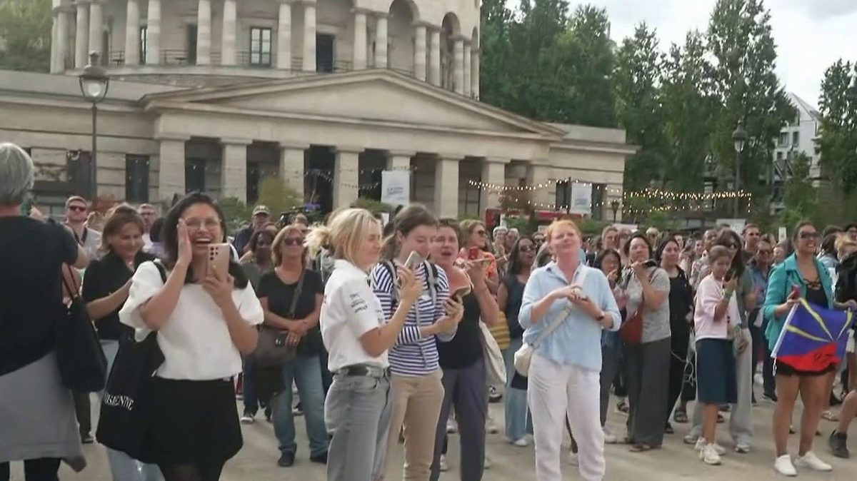 Céline Dion : des centaines de fans s'échauffent la voix dans un karaoké géant avant le premier concert