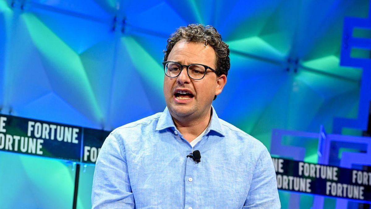 El CEO de Anthropic pide frenar el desarrollo de la IA: “Me preocupa que pueda tomar el control de todo Internet”