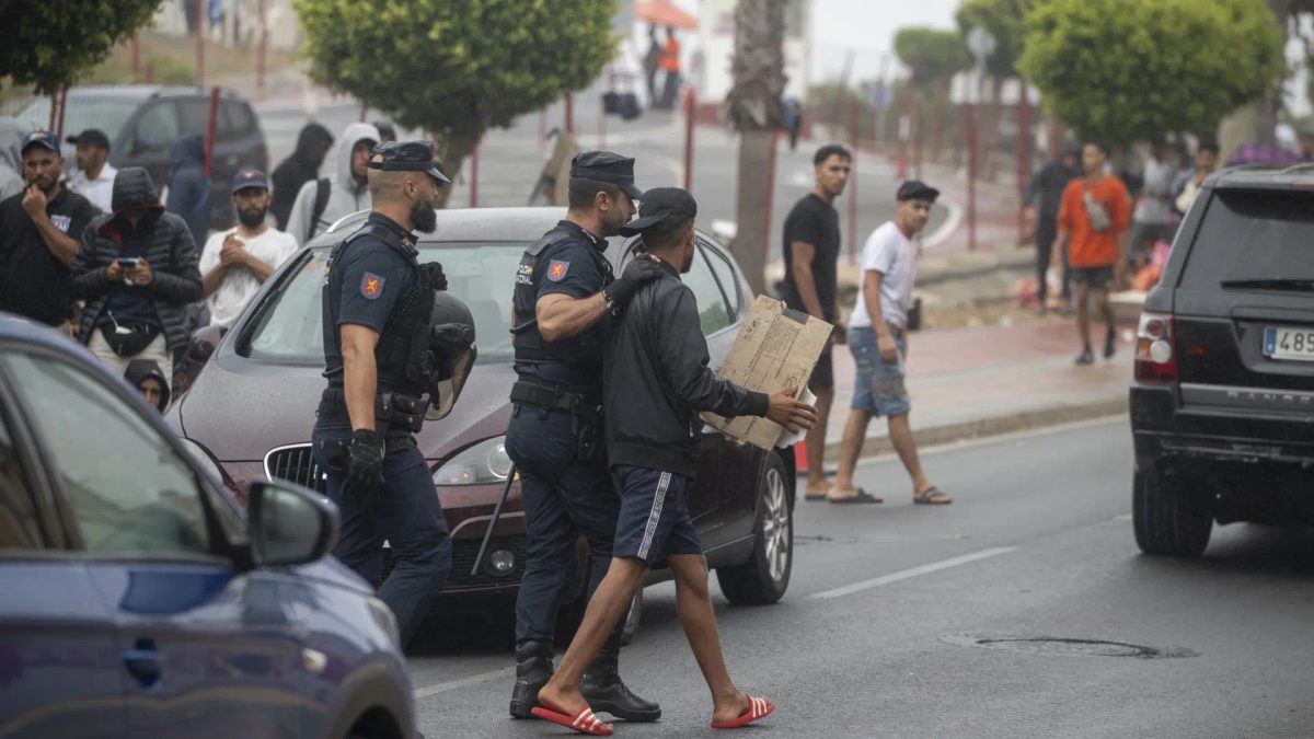 Dos guardias civiles agredidos y un militar con el peroné fracturado tras enfrentamientos con migrantes en Ceuta