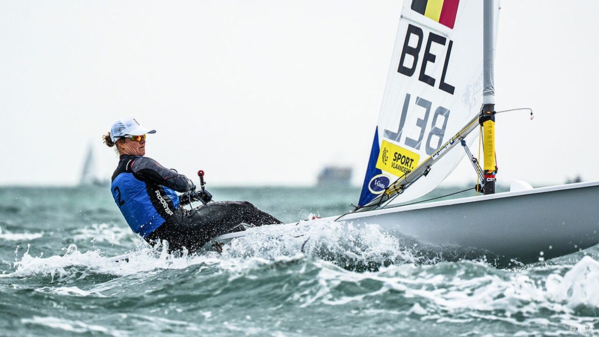 Emma Plasschaert "superblij" met zilver op WK zeilen, Amerikaanse Charlotte Rose pakt 1e titel
