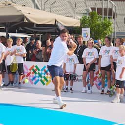 Federer zelfs op de fiets in Amsterdam een rolmodel: 'Wilde iets teruggeven'