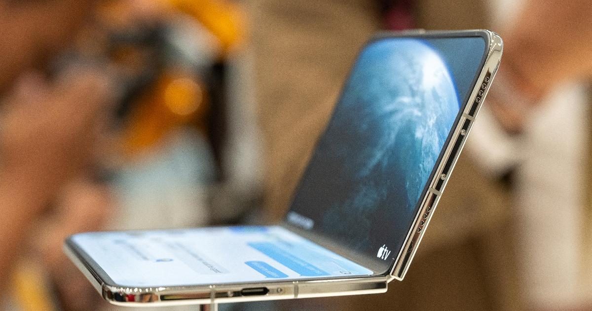 Apple lancia iPhone Duo, il primo pieghevole: schermo da 7,6 pollici e prezzo da 1.999 dollari