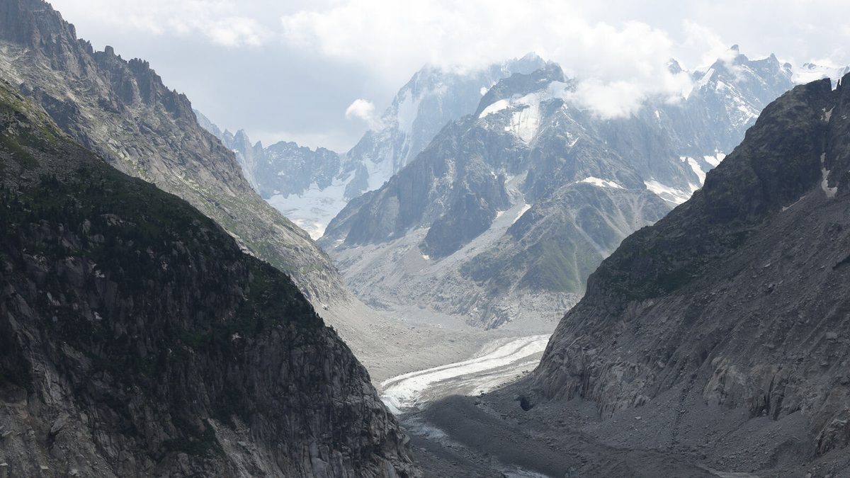 Mont-Blanc : un alpiniste meurt emporté par une chute de pierres