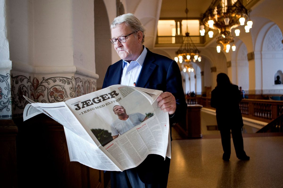 Da boken ble forsøkt stoppet, trykket avisen hele teksten. Så måtte forsvarsjefen gå.