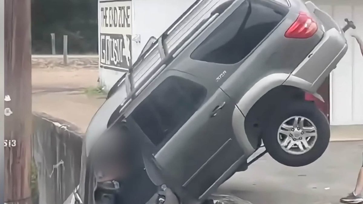 Sitter i bilen når den velter utfor