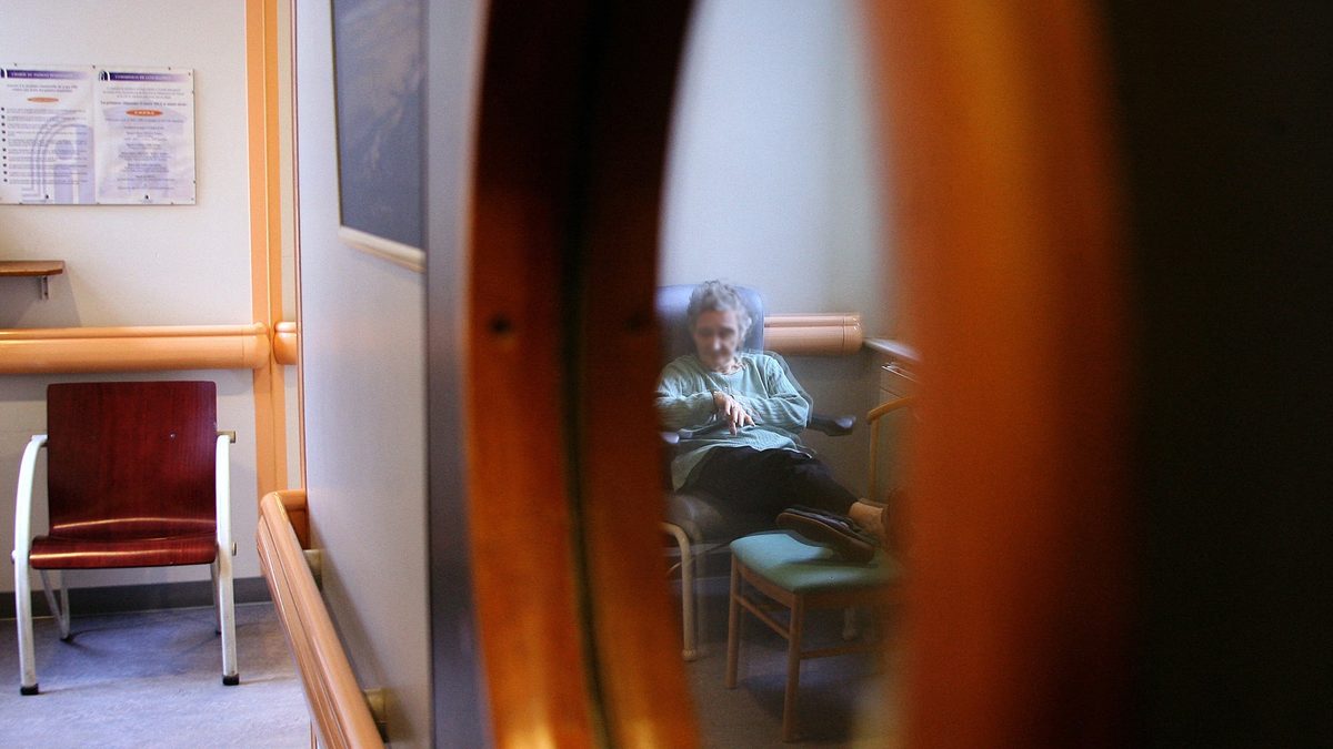 Patients allongés sur le sol, hygiène "limitée"... Un rapport pointe des "dysfonctionnements graves" dans la prise en c…