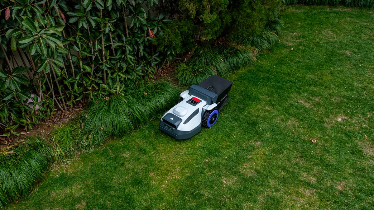 ANTHBOT N8 : le robot-tondeuse qui ne se contente plus de tondre la pelouse