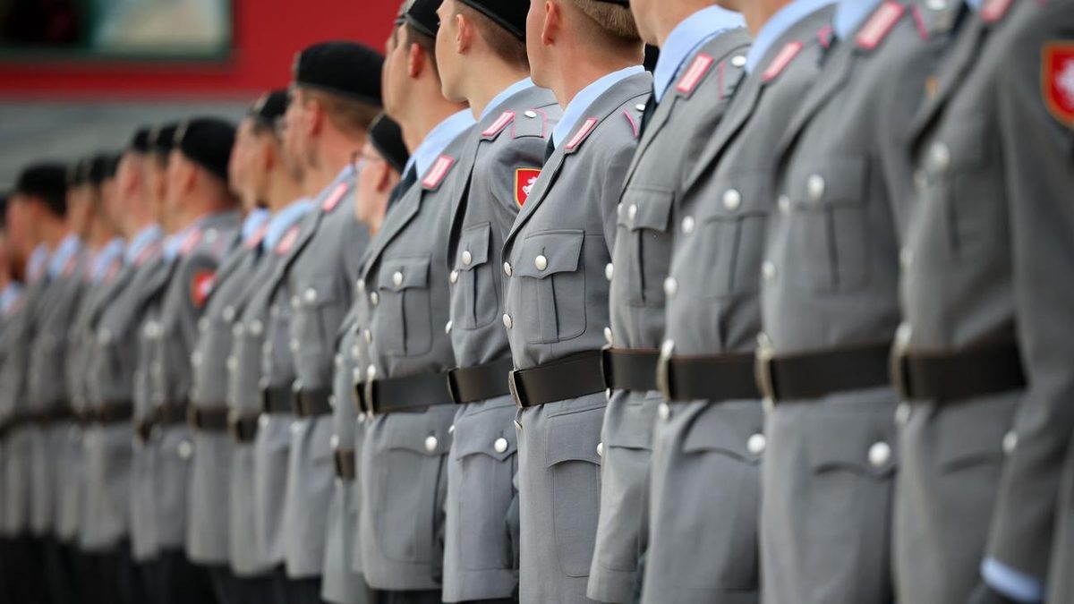Bundeswehr: Bundeswehrsoldaten legen Gelöbnis auf Marktplatz Halle ab