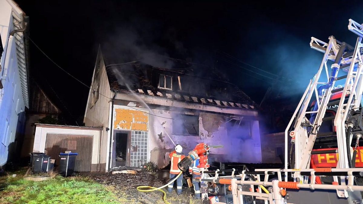 Hoher Schaden: Carport brennt – Feuer greift auf Gebäude und Auto über