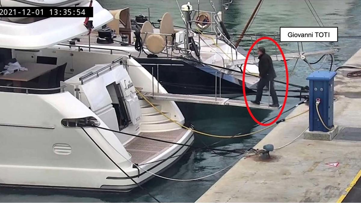 LE FOTO SULLO YACHT Le immagini degli incontri e i telefonini lasciati all’esterno per blindare i colloqui riservati
