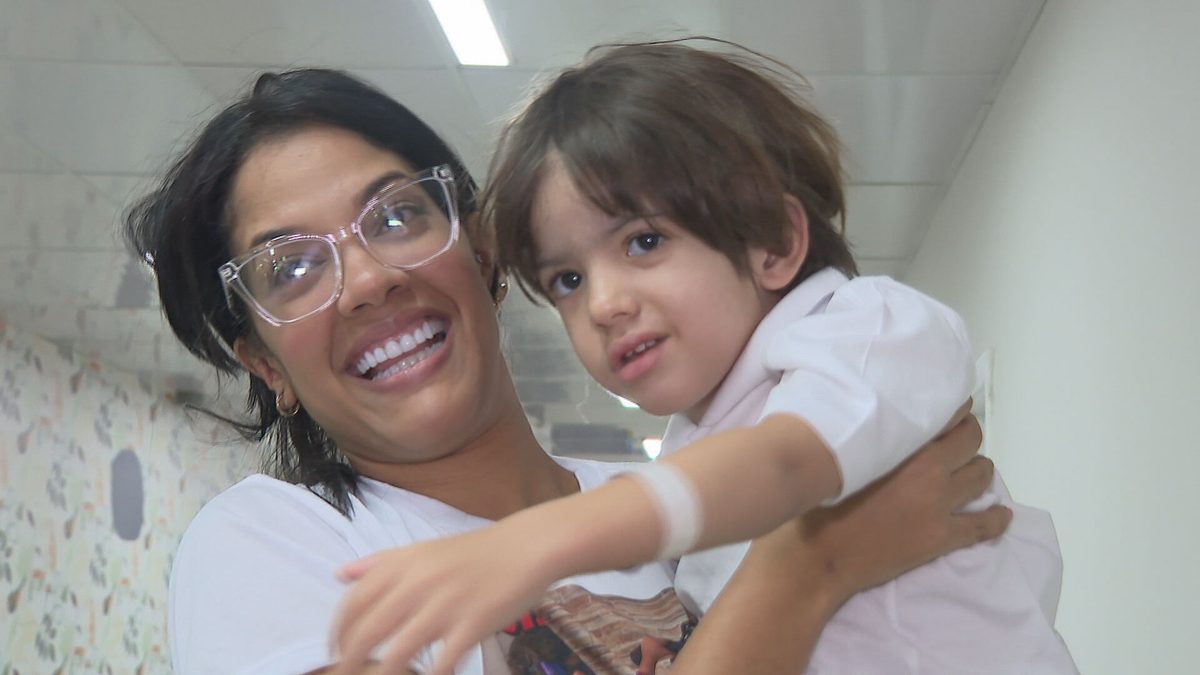 Menino de 3 anos picado por escorpião tem paralisia após AVC e recebe alta depois de quase um mês no hospital: 'Milagre'