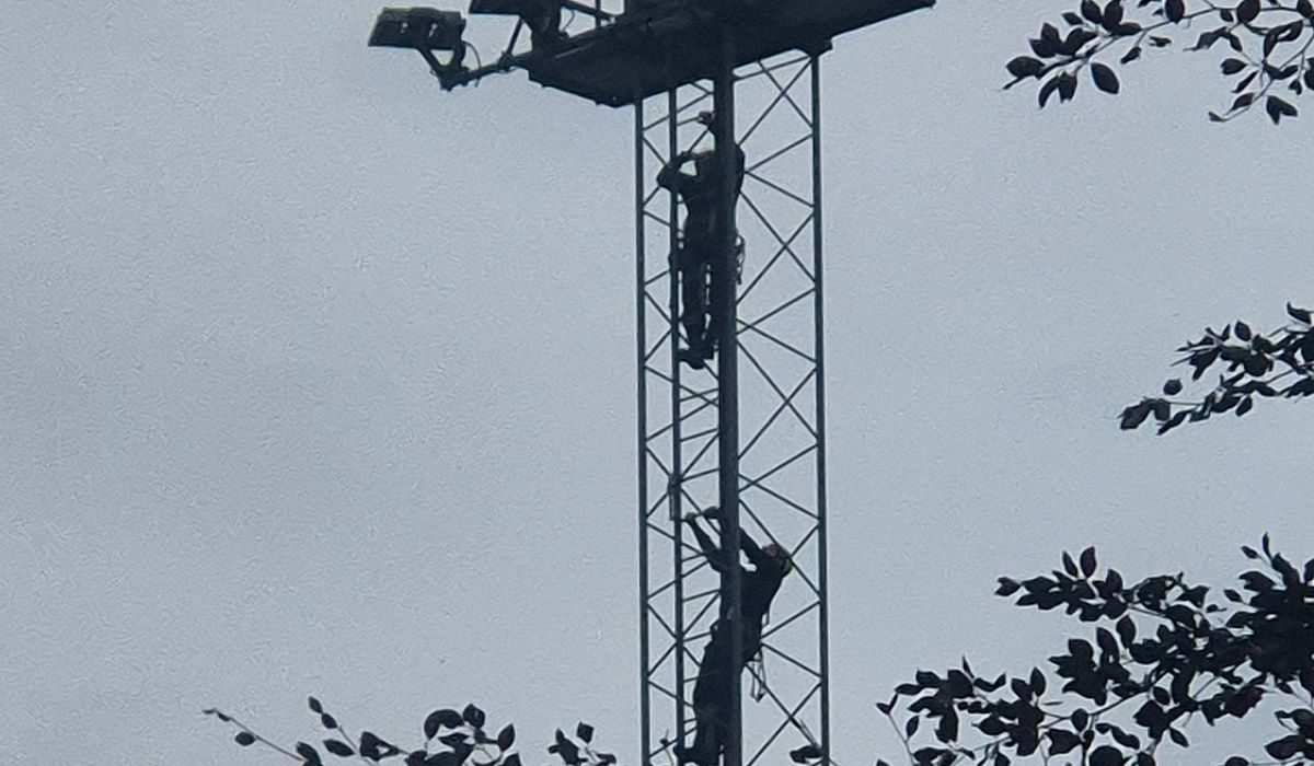 Tenåringer klatret opp i høy mast: – Folk var bekymret