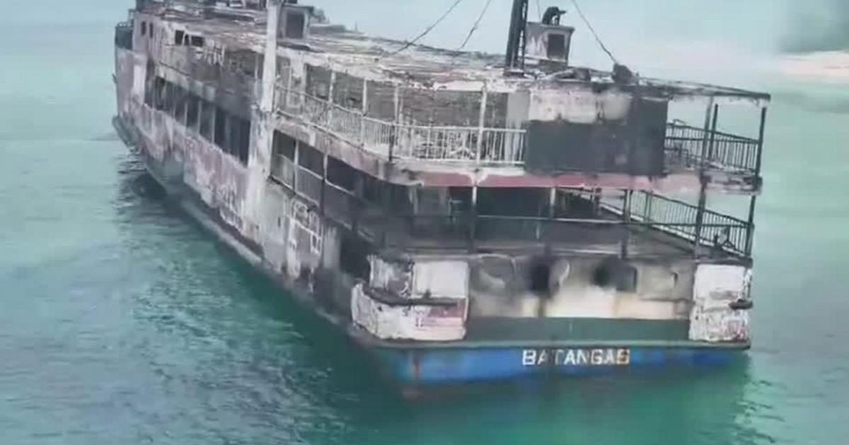 Lo scheletro del traghetto andato in fumo nelle Filippine: le immagini dal drone