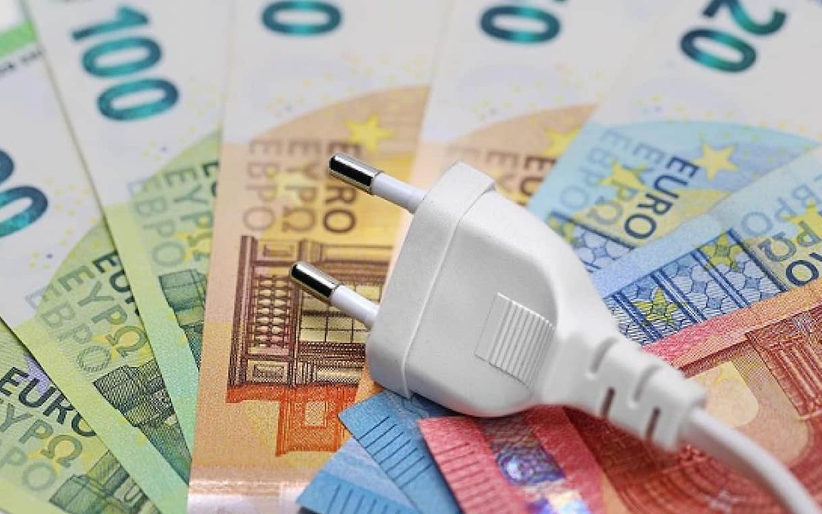 Elettricità, spostare i consumi può ridurre la bolletta fino al 69%: l’analisi