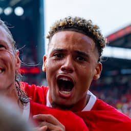 Weghorst benut penalty nu wél: 'Met de kids geoefend welke kant 'ie op moest'