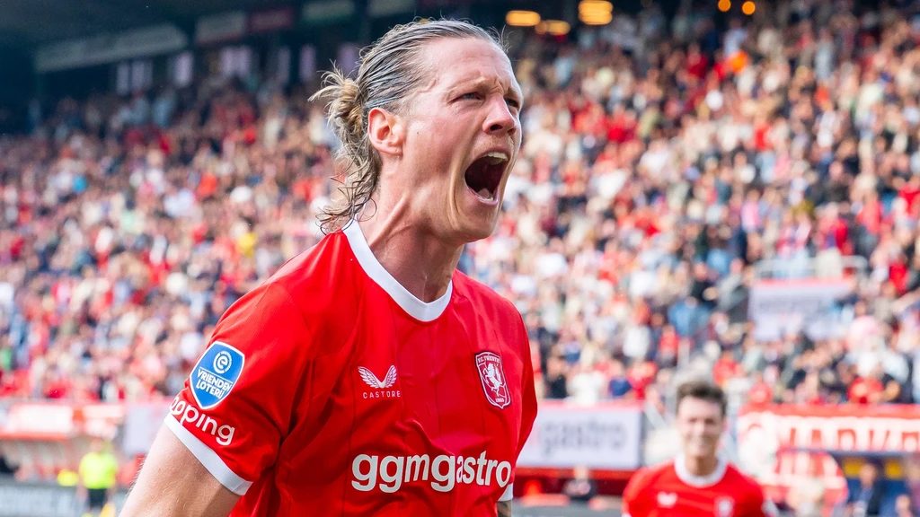 FC Twente mede dankzij rake strafschop Weghorst langs ADO Den Haag