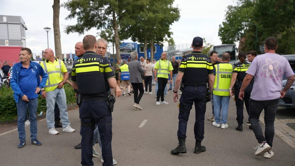 Speler IJsselmeervogels gewond na klap in catacomben, politie haalt supporters uit elkaar