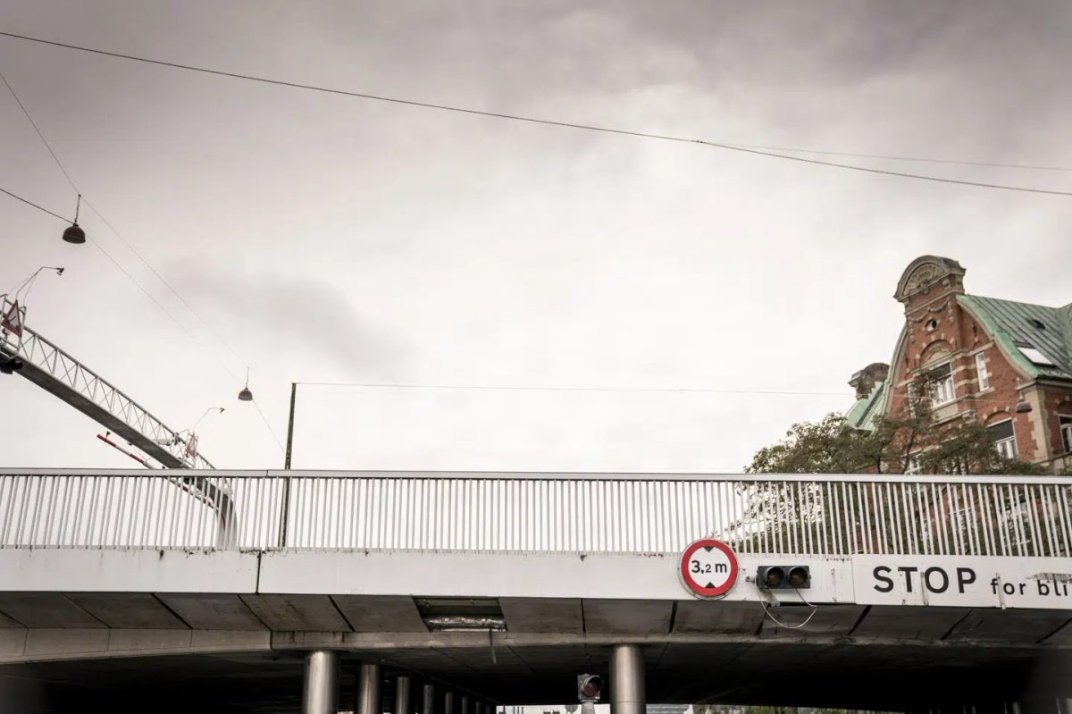 Lastbil kører ind i Knippelsbro midt i morgenmyldretiden