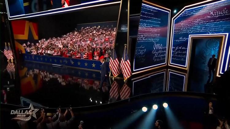 »Nu kommer vi til den bedste del«: Fra talerstolen kom nyheden, som Trump håber, kan vinde partiet valget