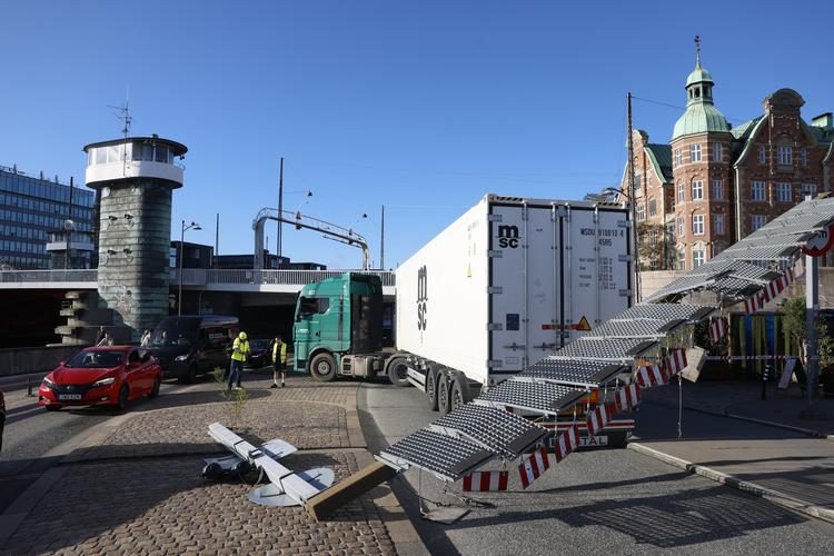 Lastbil kører ind i Knippelsbro midt i myldretiden