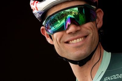 Wout van Aert begint om 15.50 uur aan tijdrit, Primoz Roglic hoopt aan achterstand op leider Enric Mas te knabbelen
