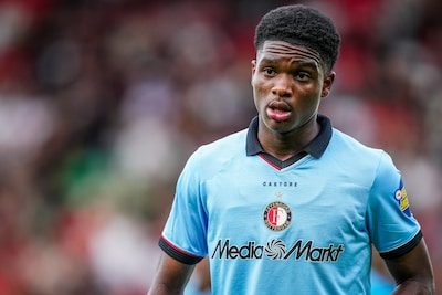 Feyenoord-talenten gaan beginnen aan uitgesteld duel met leeftijdsgenoten Barça, Jerayno Schaken in basis