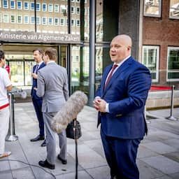 Minister zet vraagtekens bij twee jaar loondoorbetaling bij ziekte