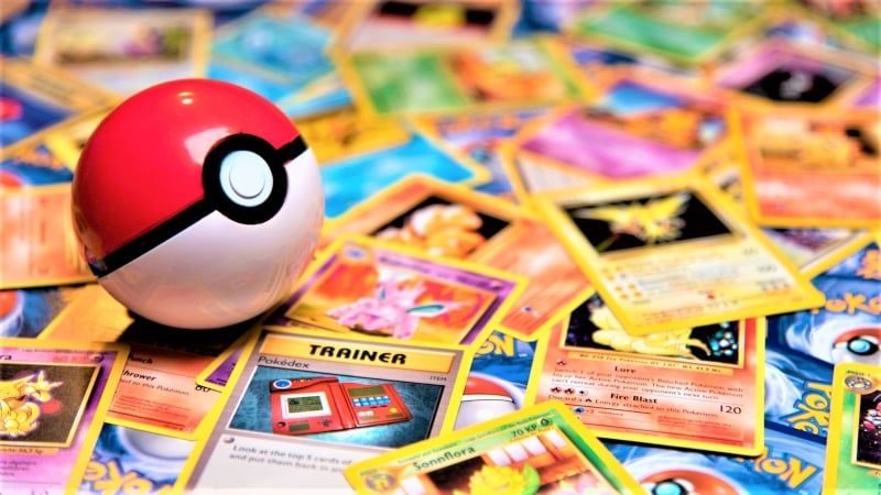 Carte Pokémon: avresti il coraggio di aprire una bustina del Set Base del 2000 ancora sigillata?