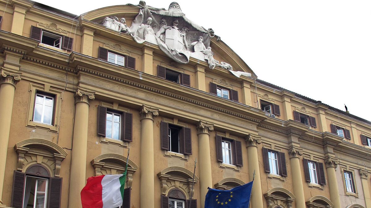 Lo spread tra Btp e Bund tedeschi apre in calo a 83,6 punti