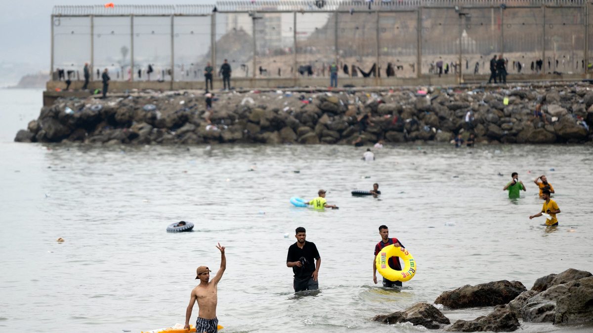 Crise migratoire à Ceuta: une "note urgente" des services de renseignement espagnols prévoyait un risque d'"afflux mass…