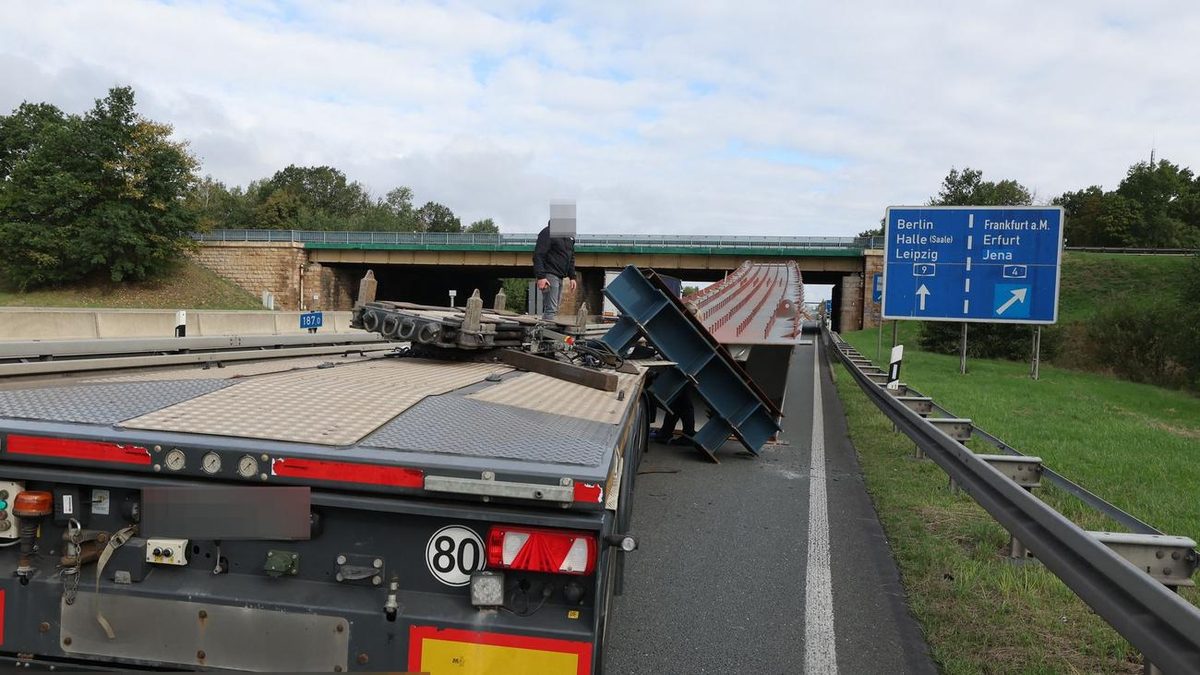 Verkehr: Schwerlasttransport verliert Ladung auf Autobahn