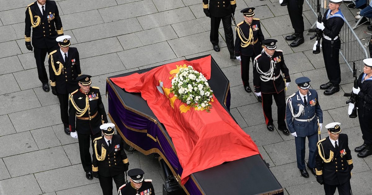 Garde-Soldat bricht bei König Haralds Beerdigung zusammen