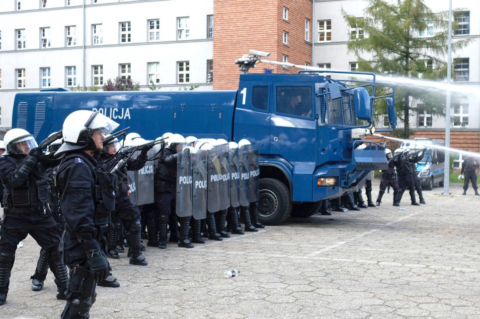 Armatki wodne i pałki: Akcja policji podczas burdy kibiców na Śląsku