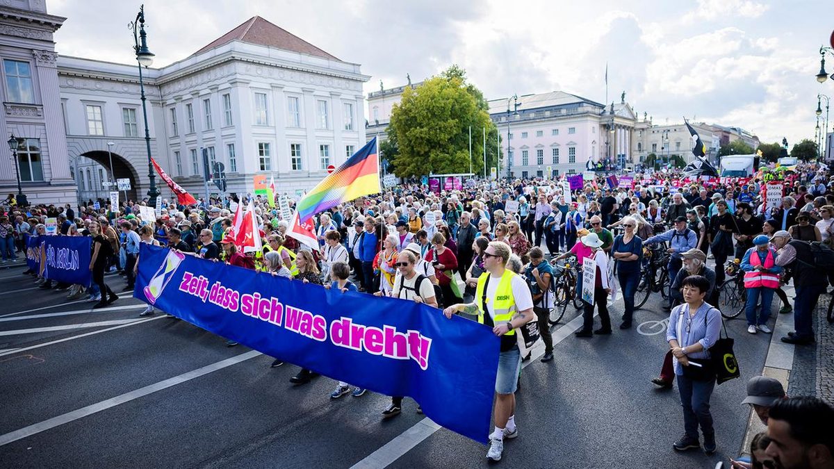 Protest in vielen Städten: Zehntausende demonstrieren gegen Rechts