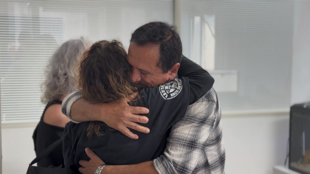 No dia do aniversário de 67 anos, morador de SC reencontra irmãs que não via há mais de 50 anos: 'presente de Deus'; VÍ…