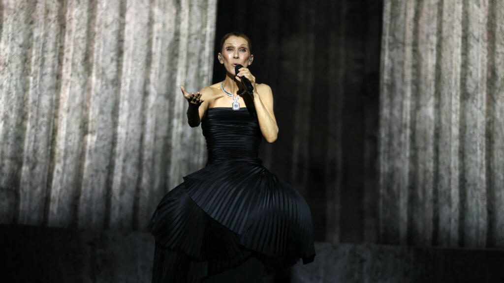 Céline Dion émue pour son retour sur scène à Paris après plus de six ans d'absence