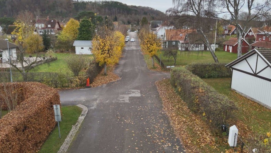Kommunanställd döms för olycka där pojke klämdes under lastbil
