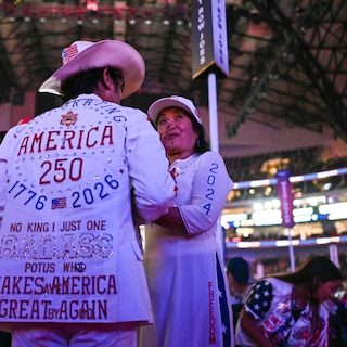 Al op de eerste dag staat Trump 1,5 uur op het podium bij zeldzame Republikeinse conventie: ‘Hij kan het niet laten om…