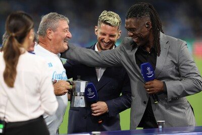 Dries Mertens trommelt iconische koffieman op bij debuut als tv-analist, maar dat kan niet iedereen smaken: “Ga je mijn…