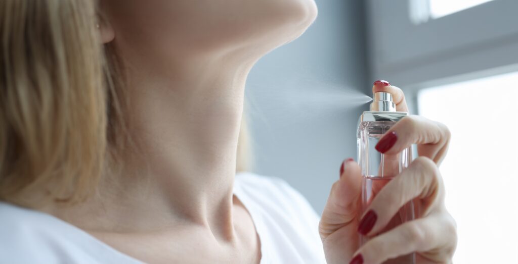 Viralt opslag fra kræftlæge advarer mod parfume på halsen: Her er, hvad forskningen siger