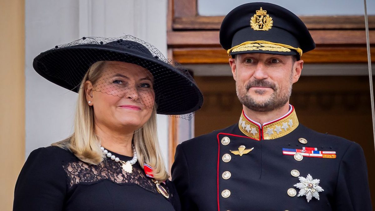 Mette-Marit di Norvegia, un cuore d'oro spicca sul pizzo nero al primo saluto dal balcone da regina