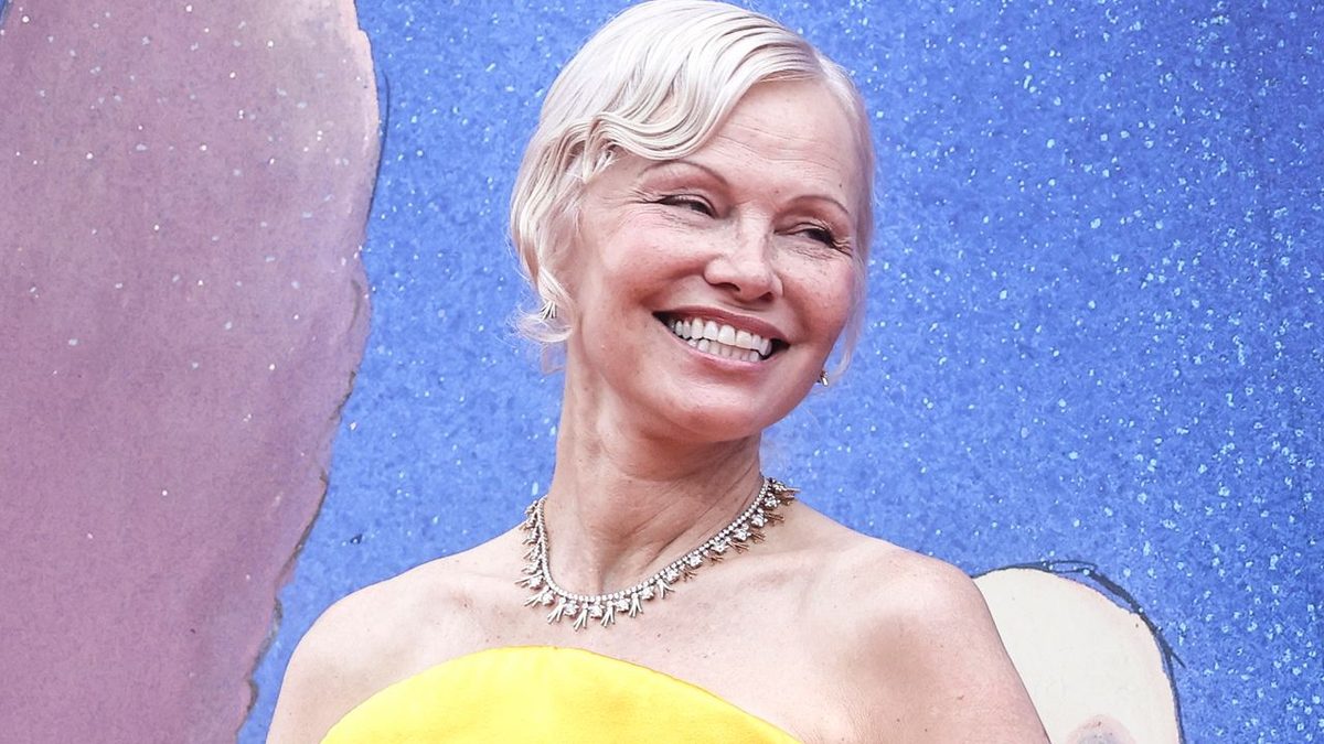 Pamela Anderson a Venezia 83. La moda, il cinema e una nuova libertà: «A 60 anni mi sento come se avessi appena iniziat…