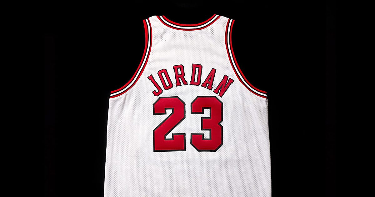 ¿Qué tiene de especial la camiseta de Michael Jordan que podría venderse por 10 millones en una subasta?