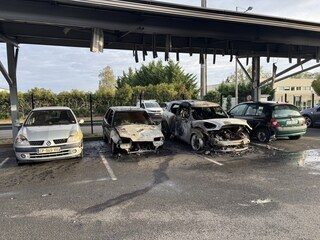 «Une voiture ne prend pas feu comme ça»: après le feu sur quatre voitures près du Mans, le garagiste constate les dégâts