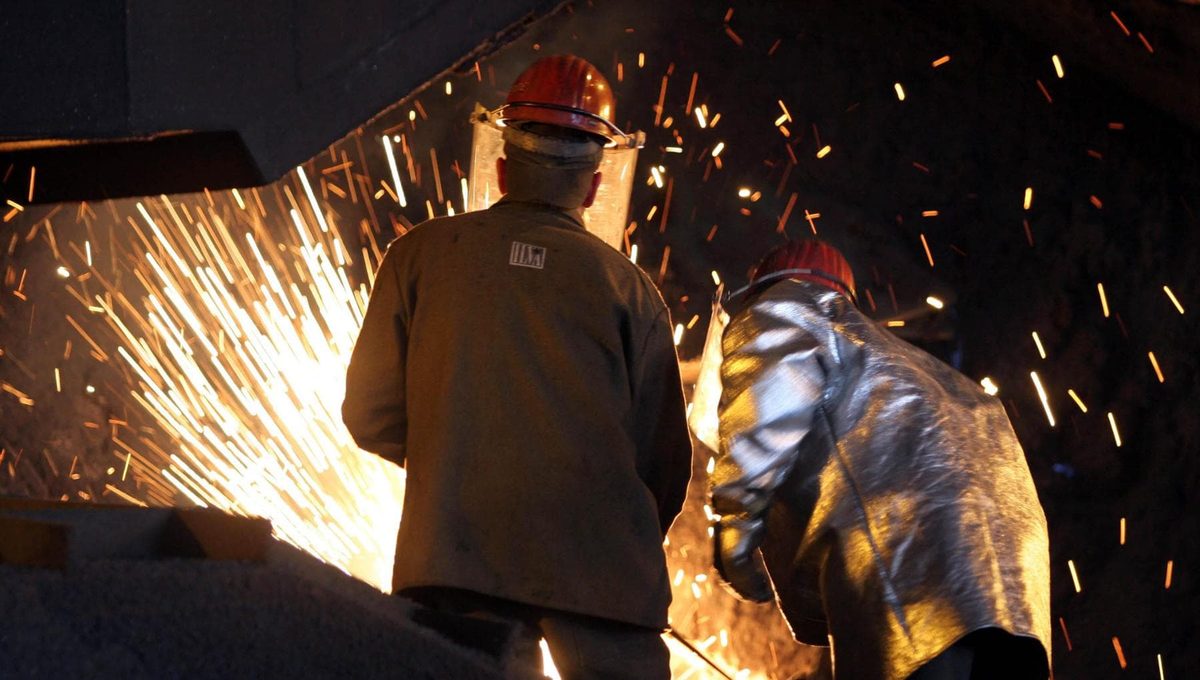 Stop area a caldo, all’ex Ilva di Taranto scattano i licenziamenti: “Subito via 2.500 dell’indotto”