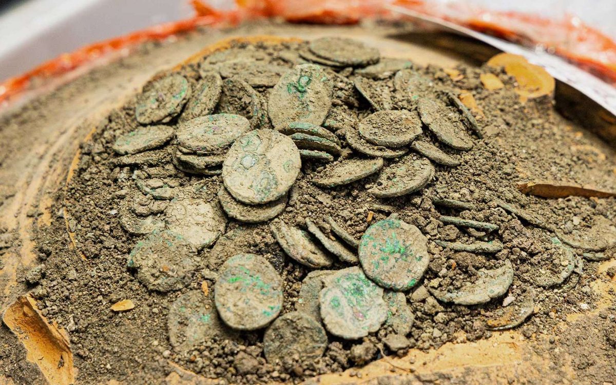 Pourquoi 40 000 pièces romaines étaient-elles cachées sous ce village français depuis 1 800 ans ?