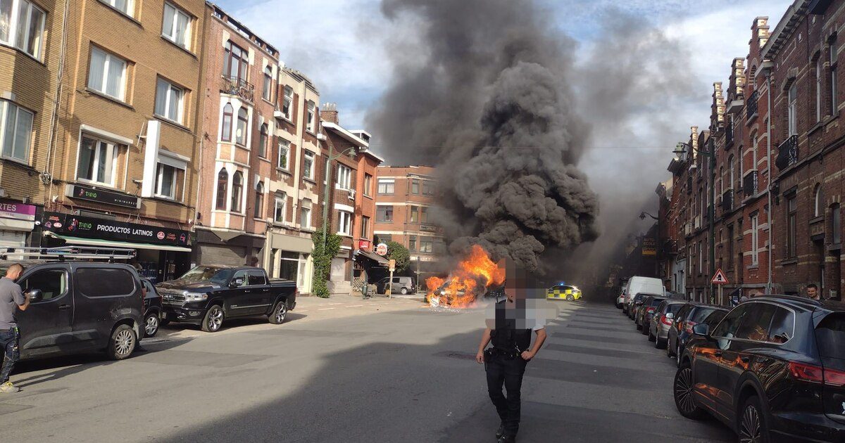 Violent incendie sur une artère très fréquentée de Bruxelles : un SUV a pris feu